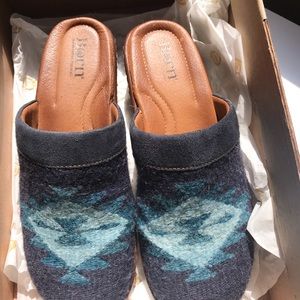 SOLD Born Bandy Clog, Southwest Navy, Women’s 9
